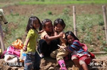 沧源翁丁佤族村寨-佤族儿童照片